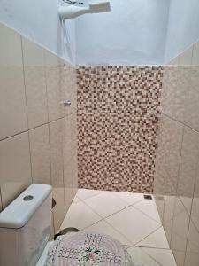 卡庞博尼图Edícula c/ wifi e banheiro externo em Capão Bonito的带淋浴和卫生间的小浴室
