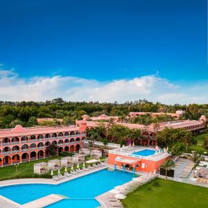 伊察Hacienda San Juan Resort的享有度假村空中景致,设有游泳池