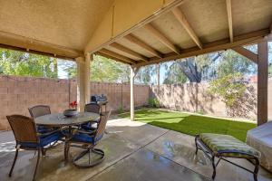 优马Renovated Yuma Home with Community Pool!的庭院配有桌椅和庭院。
