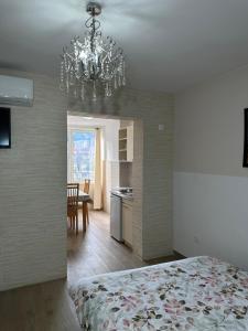 布德瓦Apartmani Simona的一间卧室配有一张床和一个吊灯
