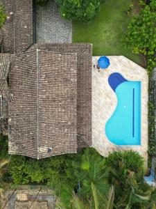 帕拉蒂Casa Pomar do Aconchego的房屋旁游泳池的顶部景色
