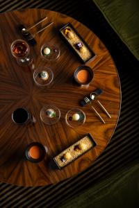 罗马拜伦勋爵酒店 - 世界小型豪华酒店集团的一张木桌,上面有餐具和器 ⁇ 