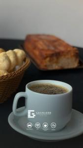 帕拉迪米纳斯勋爵大酒店的盘子上一杯咖啡,放在一篮面包旁