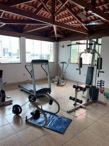 帕拉迪米纳斯勋爵大酒店的一间健身房,里面设有数个健身器材