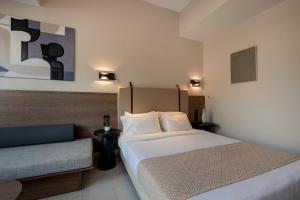 库基尼坎尼奥Dimitra Hotel & Apartments by Omilos Hotels的酒店客房,配有床和沙发