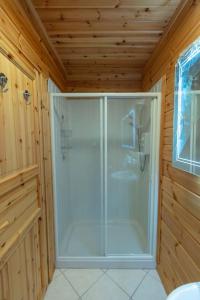 百利科内尔Large Luxury Log Cabin Getaway的木制客房内带淋浴的浴室