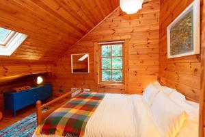 百利科内尔Large Luxury Log Cabin Getaway的小木屋内一间卧室,配有一张床