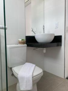 拉巴拉德纳圣米格尔Pousada Cantinho da Barra的浴室配有白色卫生间和盥洗盆。