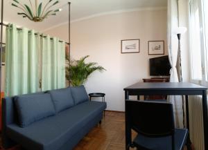 圣雷莫MAX and SEA parking的客厅配有蓝色的沙发和书桌
