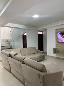 拉巴拉德纳圣米格尔Pousada Cantinho da Barra的带沙发和电视的客厅