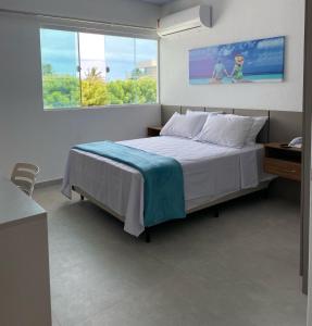 拉巴拉德纳圣米格尔Pousada Cantinho da Barra的一间卧室设有一张床和一个大窗户