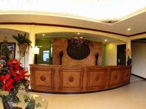 曼巴豪甘米银高地度假酒店的大型客房,设有一张大型木桌,位于大楼内