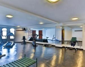 坎波斯杜若尔当Suíte no castelo flat no Home Green Home的一间健身房,里面设有多件健身器材