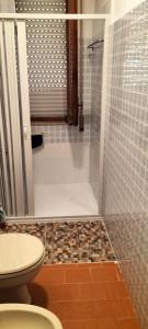 卡拉塔菲米Calatafimi Segesta - Appartamento Garibaldi的带淋浴、卫生间和盥洗盆的浴室