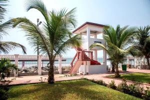 OshienBeautiful 1-Bed Room in Greater Accra Region 1的棕榈树建筑前的游乐场