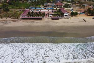OshienBeautiful 1-Bed Room in Greater Accra Region 1的享有海滩和海洋的空中景致