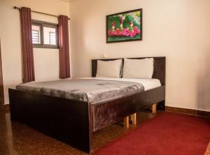 OshienBeautiful 1-Bed Room in Greater Accra Region 1的配有一张大床的客房