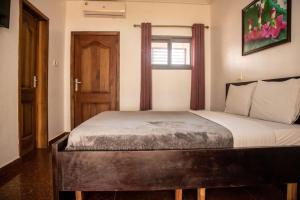 OshienBeautiful 1-Bed Room in Greater Accra Region 1的一间卧室,卧室内配有一张大床