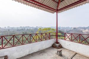 BhundsiMountArawaliHills的房屋的阳台享有风景。