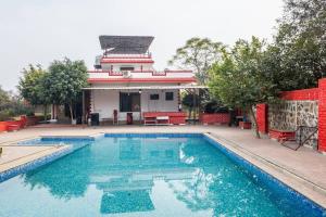 BhundsiMountArawaliHills的房屋前的游泳池