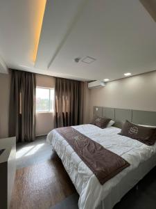 托莱多Nayru Hotel的一间卧室设有一张大床和一个窗户。