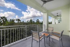 迈阿密Stylish 2 Story residence on the golf - by Viac的设有一个配有桌椅并享有美景的阳台。