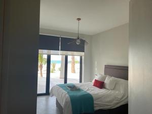 Boa VenturaLuxury Beach Villa, Praia de Chaves, Boa Vista的一间卧室设有一张床和一个大窗户