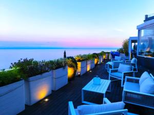 维耶特里Aquaboutique Wellness&Spa的俯瞰大海的庭院里摆放着一排桌椅