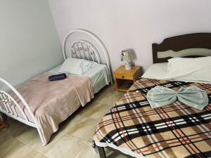 PortelaCasa Tito Montrond的一间卧室配有两张床和一张带台灯的桌子