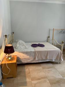 PortelaCasa Tito Montrond的卧室内的一张床位,配有桌子和灯