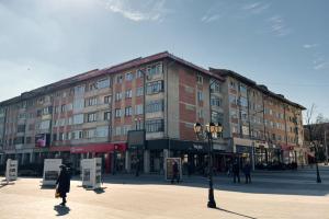 苏恰瓦Luxury Apartament Ultracentral of Suceava Esplanada的一座大型建筑,前面的人在步行