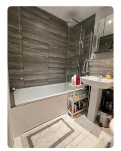 伦敦Quaint and Serene Single room的带浴缸和盥洗盆的浴室