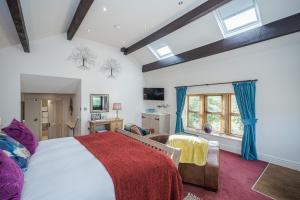 哈罗盖特Cold Cotes Harrogate的一间卧室设有一张大床和一个窗户。