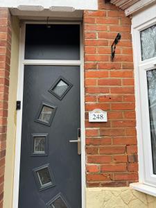 伊斯特雷格High street home的砖房的门,上面有标志
