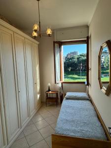 罗马Umanesimo Resort Apartment的客房设有两张床和窗户。