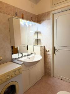 罗马Umanesimo Resort Apartment的一间带水槽和洗衣机的浴室