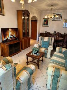 罗马Umanesimo Resort Apartment的带沙发和壁炉的客厅