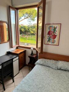罗马Umanesimo Resort Apartment的一间卧室设有一张床和一个窗口