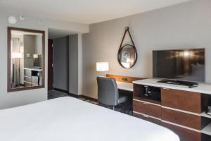 孟菲斯Memphis Vitality Hotel的配有一张床和一张书桌的酒店客房