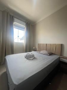 帕图斯迪米纳斯Apartamento Completo - Algarve 203 e 204的一张带窗户的带帽子的床