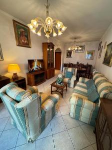 罗马Umanesimo Resort Apartment的带沙发和壁炉的大型客厅
