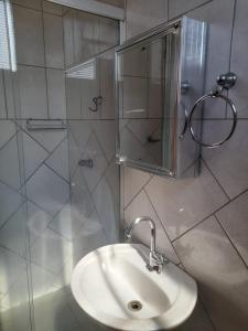 里贝朗普雷托Quarto para temporada的一间带水槽和玻璃淋浴的浴室