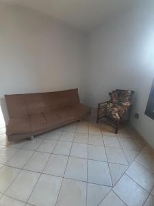 里贝朗普雷托Quarto para temporada的带沙发和边桌的客厅