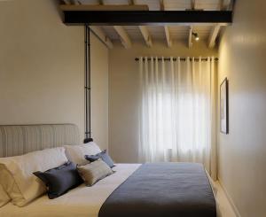阿维莱斯APARTAMENTO DISEÑo GALIANA 6 ARENA AVILÉS ASTURIAS的卧室配有带枕头的床铺和窗户。