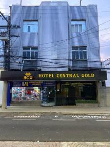 马瑙斯Hotel Central Gold的大楼前的中央金牌