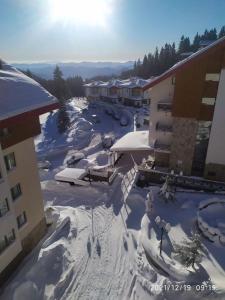 潘波洛沃Лъки 25的度假村内酒店积雪覆盖的庭院