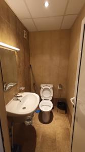潘波洛沃Лъки 25的浴室配有白色卫生间和盥洗盆。