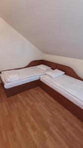 潘波洛沃Лъки 25的铺有木地板的客房内的两张床