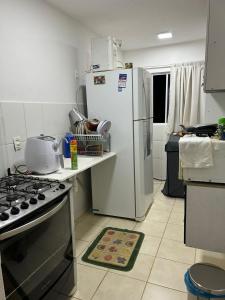 ParanoáApartamento的厨房配有白色冰箱和炉灶。