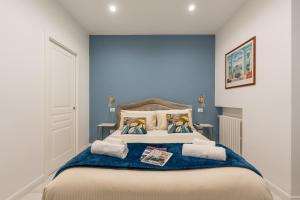 那不勒斯Maison Morghen的一间卧室配有一张带蓝色墙壁的大床